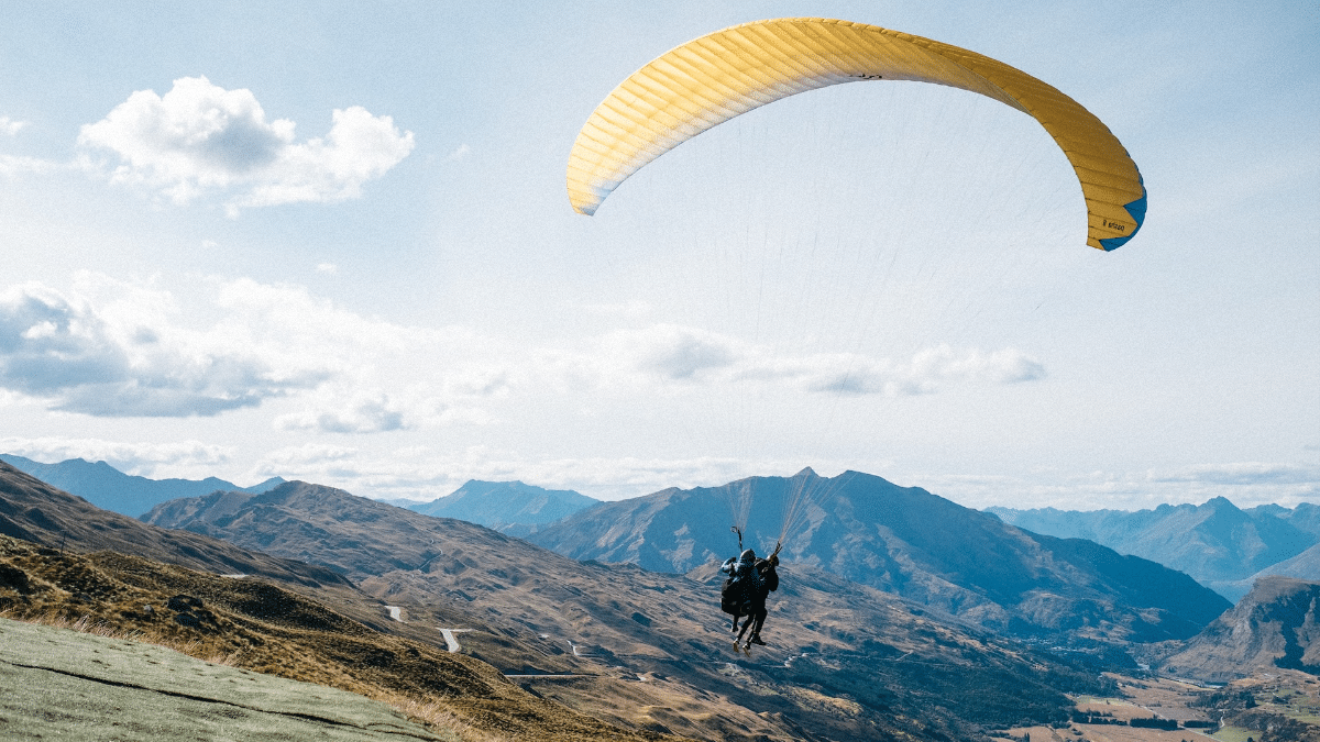La durée moyenne d'un saut en parachute dans les Alpes-Maritimes
