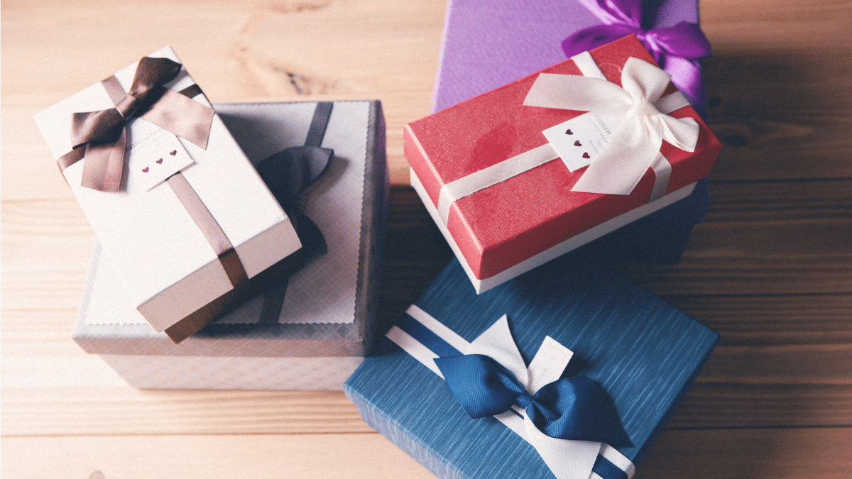 Quels types de cadeaux sont généralement offerts aux enfants de salariés ?