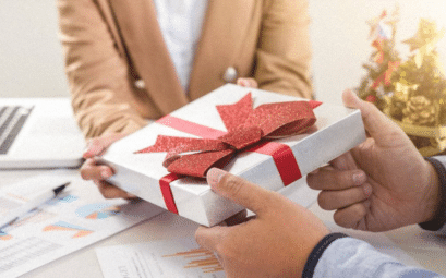 Quels types de cadeaux sont généralement offerts aux employés ?